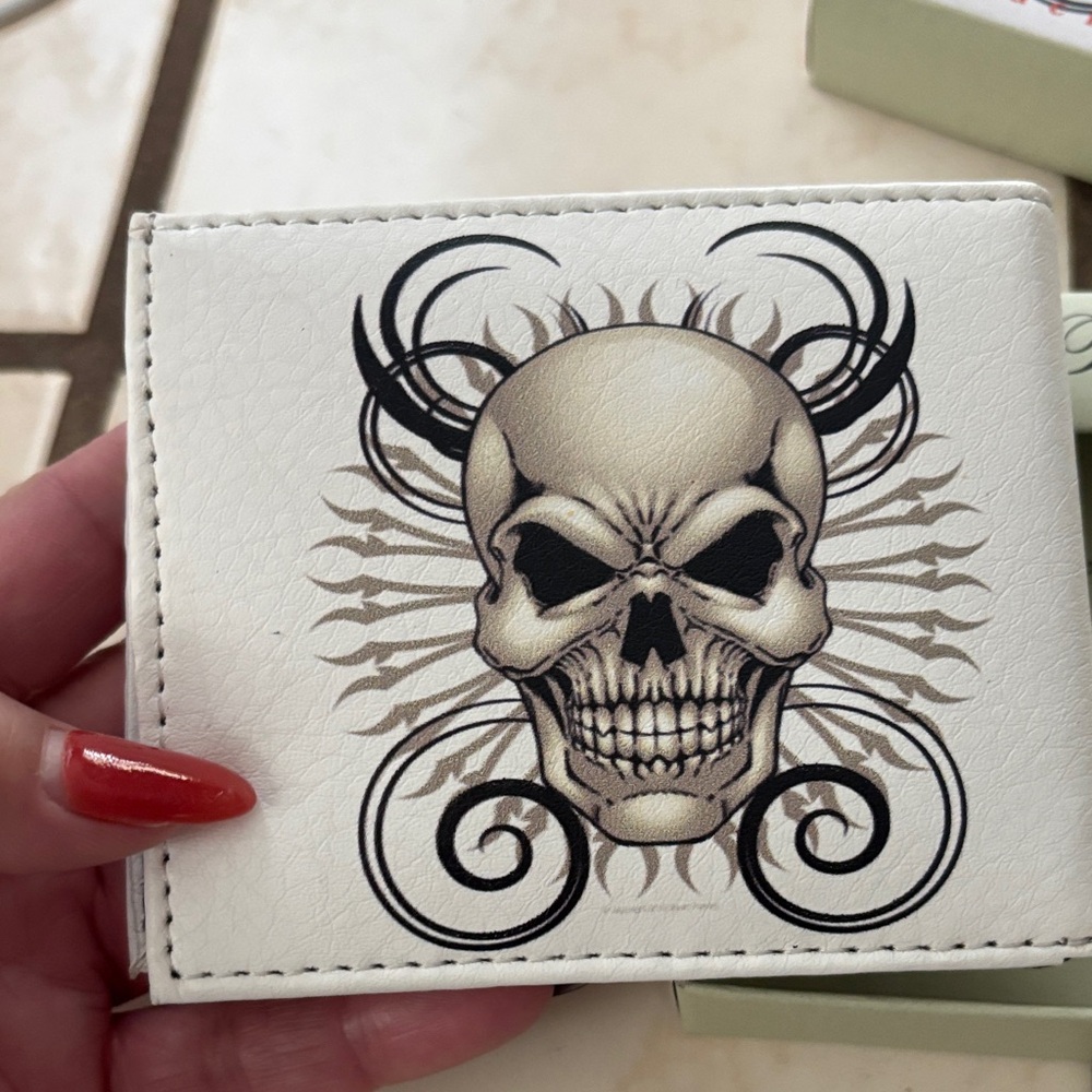 Tems Collection White Skull Design Wallet